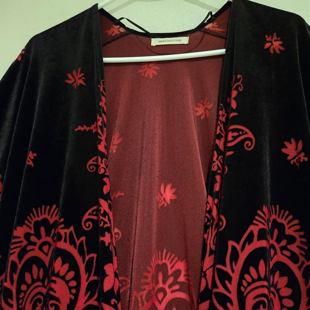 Urban Outfitters Burnout Velvet Kimono Red Floral Paisley Fringe Wrap OS - Picture 6 of 10